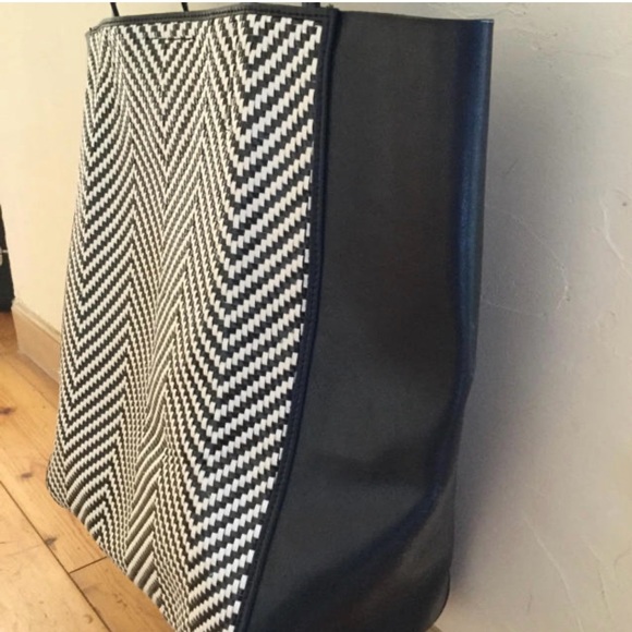 #0961+ Ashbury Woven Strip Black & White Chevron Tote Bag - Picture 3 of 13
